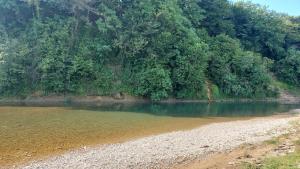 een waterlichaam naast een oever met bomen bij MBLi in Martvili +5 foto's