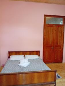 een slaapkamer met een bed met twee handdoeken erop bij MBLi in Martvili