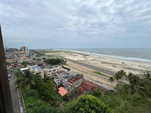 a view of a beach with buildings and the ocean at Apartamento Outeiro in Ilhéus