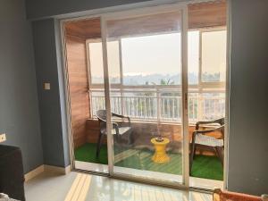 Zimmer mit Balkon und Glasschiebetüren in der Unterkunft Sea facing 2BHK, Kutira in Mangaluru