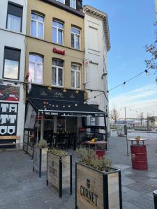 un edificio con un cartello che recita cometa di Antwerpen duplex apartment ad Anversa