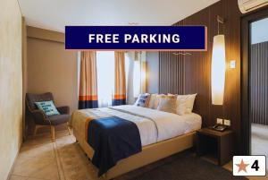 穆尔滕SeePark Hotel Murten的一间酒店房间，里面有一张床，还有一个写着“免费停车”的牌子。