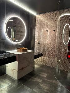 Koupelna v ubytování Spa privé XXL dans cave Voûtée - Suite Luxe Romantique