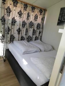 En eller flere senge i et værelse på Bungalow including 4 bikes