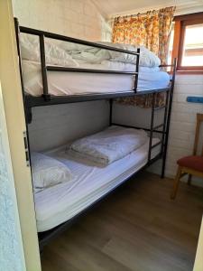 En eller flere senge i et værelse på Bungalow including 4 bikes