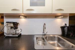 Gallery image of Bungalow including 4 bikes in Warmenhuizen +5 photos