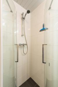 Et badeværelse på Bungalow including 4 bikes