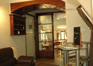 een woonkamer met een glazen tafel en een deur bij Le Beausejour in Annot