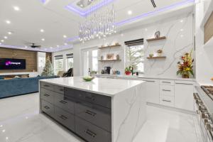 Køkken eller tekøkken på Spacious Luxury Home 6BR HVAC Free Parking Pet Friendly