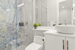 Et badeværelse på Spacious Luxury Home 6BR HVAC Free Parking Pet Friendly + 45 billeder