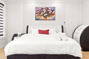 En eller flere senge i et værelse på Spacious Luxury Home 6BR HVAC Free Parking Pet Friendly