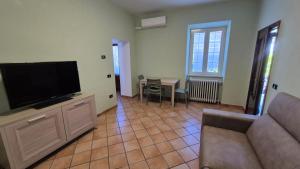 ein Wohnzimmer mit Sofa und Flachbildfernseher in der Unterkunft Ninetta in Aielli