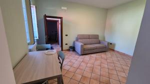 ein Wohnzimmer mit einer Couch und einem Tisch und einem Stuhl in der Unterkunft Ninetta in Aielli + 3 Fotos