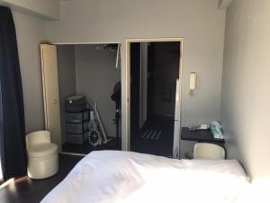 a bedroom with a bed and a walk in shower at LEGALCOURT - Vacation STAY 14717 in Akiruno