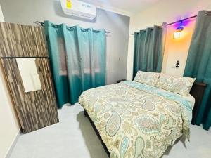 En eller flere senge i et værelse på EdenRose Home Apartment 1,2,3 n,4