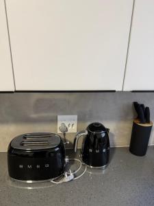 een broodrooster en een waterkoker op het aanrecht bij The Grey Luxe Suite in Sandton