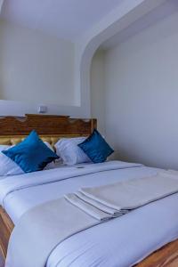 En eller flere senge i et værelse på Isiolo Landmark Hotel