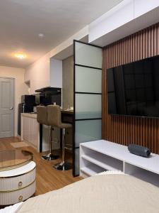 un soggiorno con un letto e una cucina di The UrbanNest - 1BR mountain view condo at Marina Spatial a Piapi