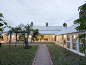 巴瑟斯特Littlebourne Guest House的带花园的房子外观