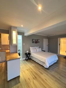 En eller flere senge i et værelse på Bonza Bay Bliss + 5 billeder