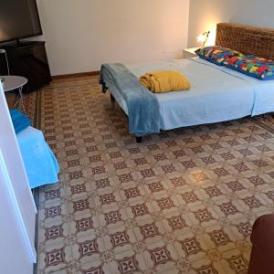 ein Schlafzimmer mit einem Bett mit einem gelben Kissen darauf in der Unterkunft B & B Villa Eden 