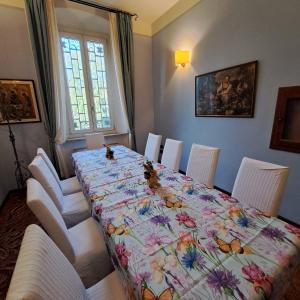 ein Esszimmer mit Tisch und Stühlen und einer geblümten Tischdecke in der Unterkunft B & B Villa Eden 