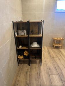 estante de madera en el baño con ducha en JustB, en Riemst