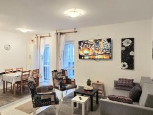 een woonkamer met een bank en stoelen bij Anikaapartmani, Brzeće in Brzeće