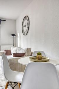 Posezení v ubytování Cosy et élégant, proche aéroport & hyper centre