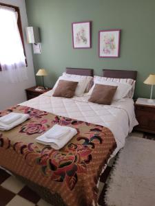 ein Schlafzimmer mit einem großen Bett, auf dem Handtücher liegen in der Unterkunft Departamentos serranos - Menta y Peperina in La Falda