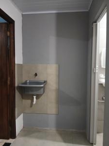 bagno con lavandino a parete di Kitnet e casa mobiliada a Penha