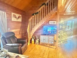 TV a/nebo společenská místnost v ubytování Norfolk lodge with hot tub