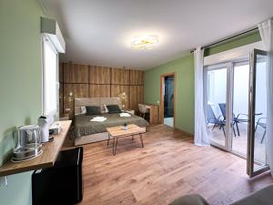 Vita Verde في توريفايجا: غرفة نوم بها سرير وطاولة في الغرفة