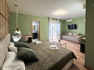 Vita Verde في توريفايجا: غرفة معيشة بها سرير وأريكة