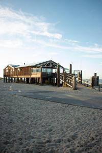 a building on the beach next to the sand at Het Strandnest in Renesse