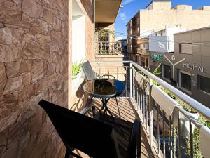 Vita Verde في توريفايجا: شرفة مع طاولة وجهاز كمبيوتر محمول