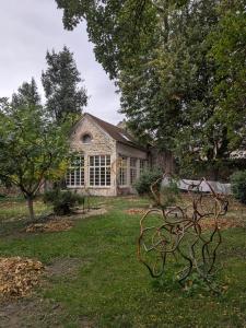 ein Haus mit einer Bank im Hof in der Unterkunft Irène in Senlis + 14 Fotos