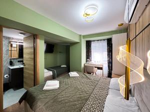 Vita Verde في توريفايجا: غرفة فندقية مع سرير وحمام +110 صور