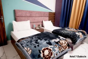 una stanza con due letti e un tavolo di Hotel 7 Chakra In a Rishikesh Altre 20 foto