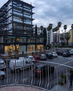 Dreams29 في كوزنسا: موقف سيارات به سيارات متوقفة أمام مبنى +25 صورة