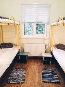Tempat tidur susun dalam kamar di Capsularhouse Hostel