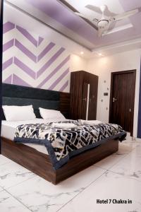 una camera da letto con un letto con un piumone bianco e nero di Hotel 7 Chakra In a Rishikesh