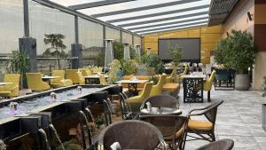 Restaurace v ubytování Le Reve Hotel إحدى فنادق مجموعة لوريف By Le Reve Company