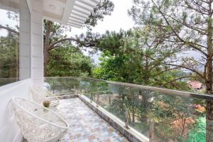 En balkon eller terrasse på Tiên Hoa Sơn Villa