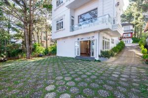 Bygningen som villaen ligger i + 259 billeder