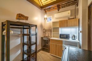 una piccola cucina con bancone e frigorifero di PP Place cnx 2 a Chiang Mai