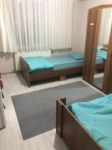 een slaapkamer met 2 stapelbedden en een spiegel bij Grand Aral Otel 