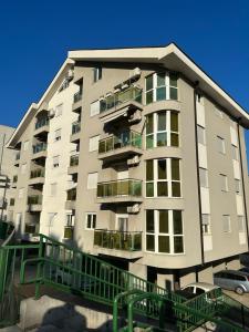 波德戈里察Kropa apartman的一座高大的建筑,旁边设有阳台