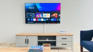 Et tv og/eller underholdning på Stylish 1 Bed Self Catering Near OR Tambo