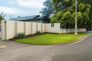 En have udenfor Stylish 1 Bed Self Catering Near OR Tambo